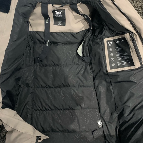 Aritzia Anton Paka - Picture 3 of 7